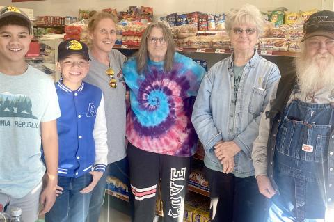 Shopping at home paid for five lucky individuals this past Saturday. Each won $100 in the drawing sponsored by the Allen Chamber of Commerce. Winning were Marsean Hubbard pictured with his brother D’andre, Angel Scott, Debbie Scott, Sharon Palmer and Do