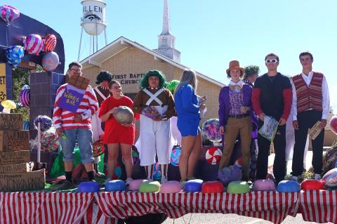 he Junior Class Float “Willy W