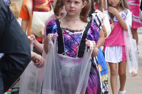 TRICK OR TREATING IN ALLEN