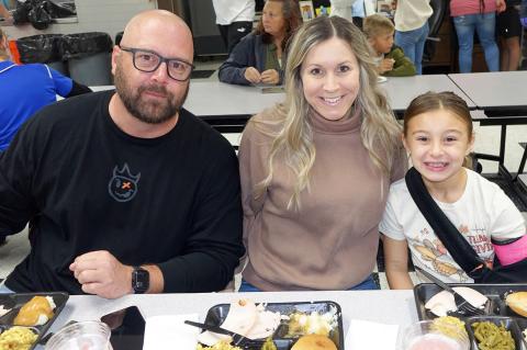 Mrs Mills second grade prepare Thanksgiving meals
